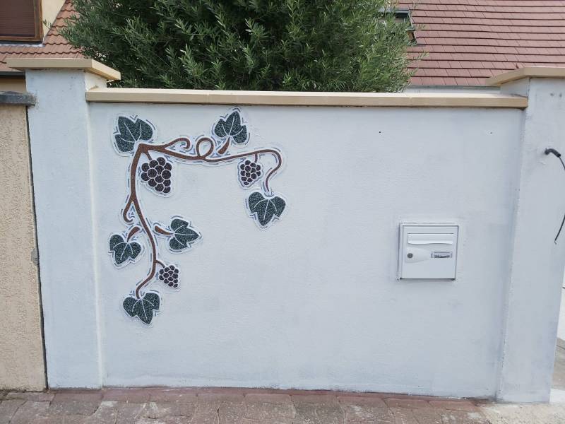 Mur en Marbreline avec motif floral réalisé par Instant Résine