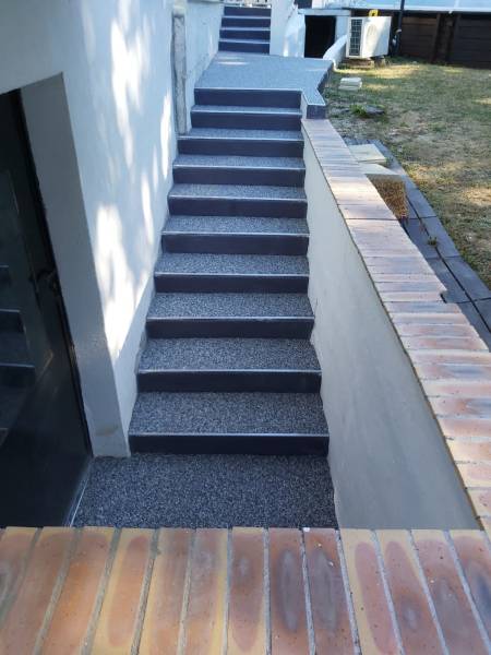 Escaliers en résine Marbreline gris anthracite réalisé par Instant Résine