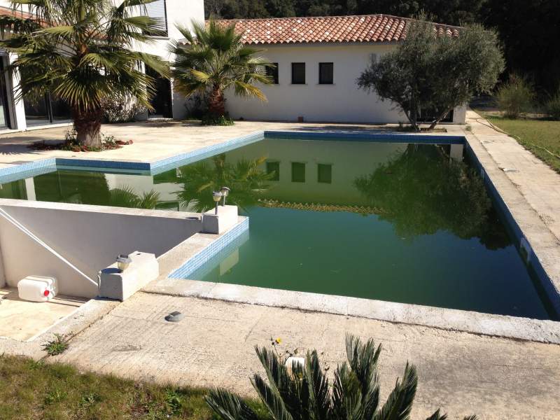 terrasse et plage de piscine avant la pose de résine Marbreline réalisé par Instant Résine sur Istres