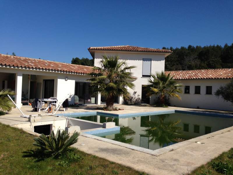 terrasse et plage de piscine en résine Marbreline beige réalisé par Instant Résine sur Istres