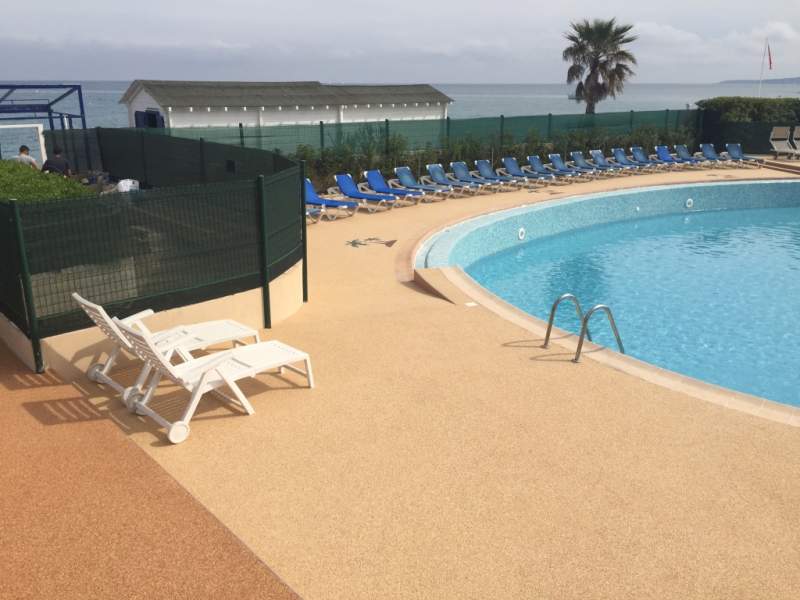 Terrasse de piscine en résine Marbreline réalisé par Instant Résine