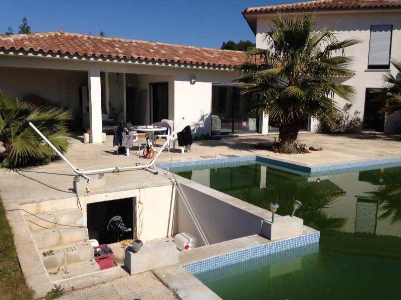 plage de piscine avant la pose de résine Marbreline réalisé par Instant Résine sur Istres